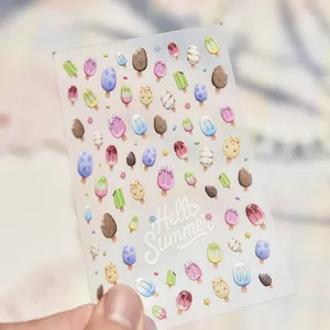 Gros plan détaillé de jolis autocollants pour ongles en gel avec motifs de glaces colorées
