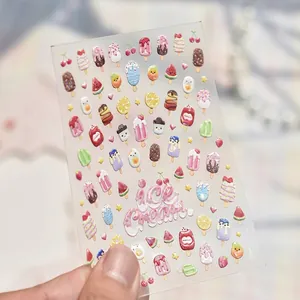 Vue rapprochée d'autocollants 3D en gel pour ongles aux motifs d'été et de fruits colorés.