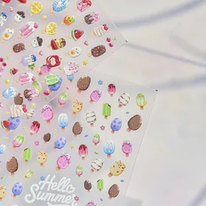 Gros plan de stickers d'ongles en gel 3D avec motifs de glaces et fruits colorés