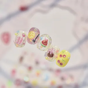Détail de mignons autocollants à ongles fête d'été avec glace, pastèque et citron.