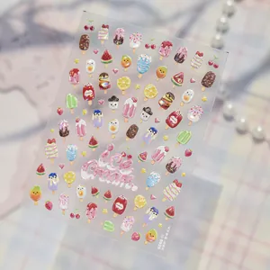 Gros plan de stickers 3D pour ongles à motif de crème glacée effet nacré.