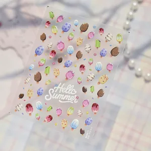 Gros plan sur d'adorables autocollants pour ongles en gel Hello Summer Ice Cream