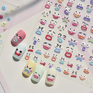 Détail d'autocollants 3D pour ongles avec diverses expressions faciales de dessins animés