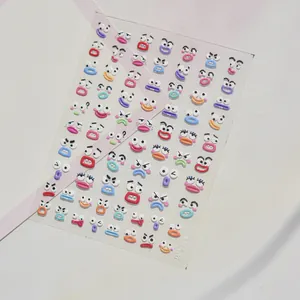 Détail macro de stickers pour ongles à expressions faciales mignonnes pour enfants