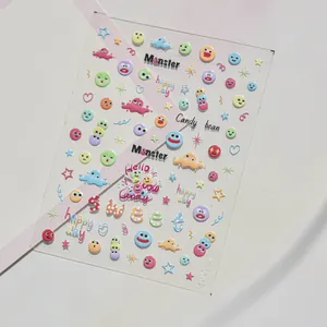 Gros plan sur des autocollants à ongles en gel 3D colorés avec des smileys et monstres