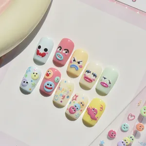Gros plan de stickers nail art monstres mignons aux tons pastel