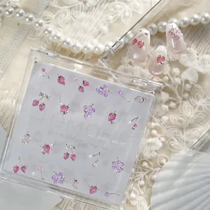 Vue détaillée de bijoux d'ongles de luxe aux motifs de fraises et de raisins élégants