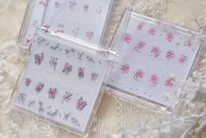 Vue détaillée de charms de nail art mixtes haut de gamme dans des boîtes en acrylique
