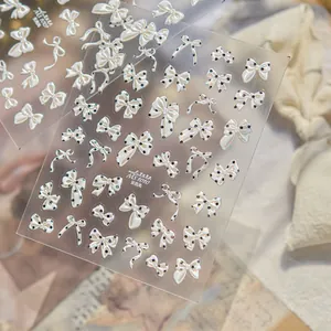 Primer plano de pegatinas de uñas 3D efecto nácar con elegantes lazos de lunares