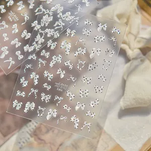Primer plano de pegatinas de lazos para uñas con efecto nácar y lunares en 3D