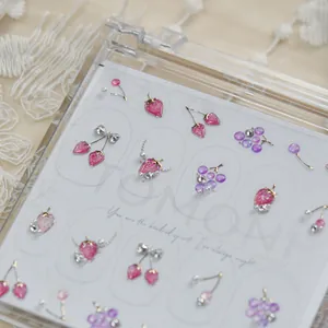 Vue détaillée de bijoux d'ongles de luxe en forme de fraise et raisin par TOMONI