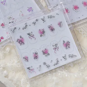 Macro détaillée de breloques argentées pour nail art avec strass et perles en boîte
