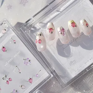 Détail de breloques de nail art luxe en forme de fraise et cerise avec strass et perles