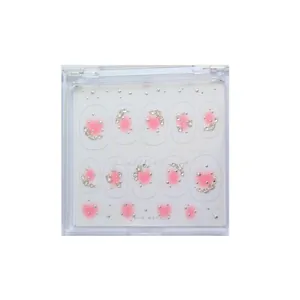 Détail des breloques Tomoni pour ongles avec cœurs roses et strass en forme d'étoile