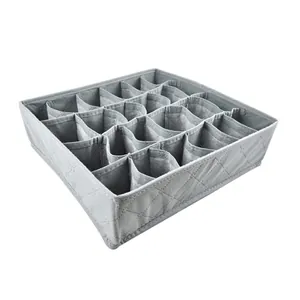 Organisateur de lingerie gris à plusieurs compartiments pour le rangement des chaussettes et soutiens.