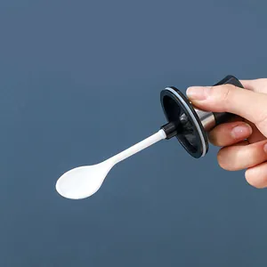 Dettaglio cucchiaio e coperchio per barattolo spezie, con cucchiaio e guarnizione integrati.