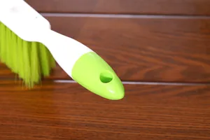 Cepillo de limpieza multifuncional con cerdas suaves y orificio para colgar fácilmente el polvo.
