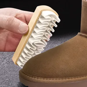 Spazzola per la pulizia delle scarpe in camoscio con setole morbide in gomma ondulata.