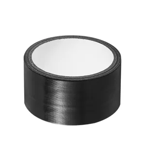 Detailopname van de zwarte reparatietape rol met een hoogwaardige duurzame stoffen textuur.