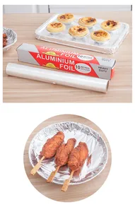 Haushalts-Alufolie Rolle mit robusten Backblechen und Lebensmitteltabletts für Küche.