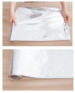 Alufolie Detailansicht beim Abrollen, Haushalts-Backpapier zum Braten und Grillen in Küche.