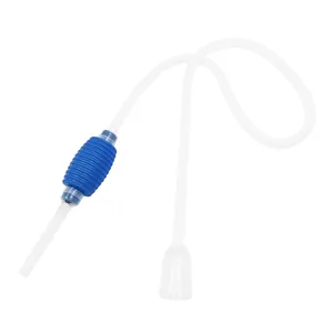Pompa sifone manuale per cambio acqua acquario con bulbo blu e tubo flessibile trasparente.