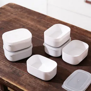 Vista detallada de recipientes de almacenamiento de plástico blanco y cajas para arroz.