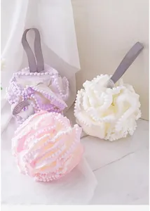 Détail de l'éponge de bain perlé doux, boule de douche délicate avec sangle pratique.