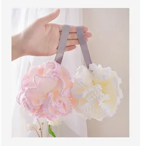 Grand éponge de bain perle filet doux avec bordure pom-pom mignonne et sangle grise en détail
