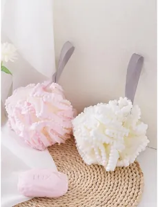 Éponge de douche en maille douce avec lanière, grand pouf de bain duveteux pour le lavage quotidien.