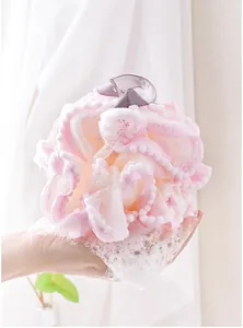Éponge de bain rose douce en détail, grand pouf de douche duveteux pour un nettoyage corporel doux.
