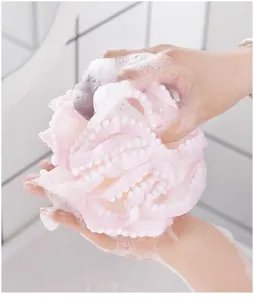 Grand éponge de bain en maille rose avec bord perlé pour une mousse riche, douche douce pour le corps.