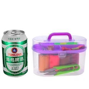 Caja de kit de costura de plástico transparente portátil con bobinas de hilo y tijeras.