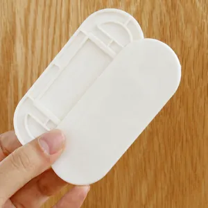 Selbstklebender Steckdosenhalter wandmontiert, bohrfreier Kabelorganizer für Zuhause.