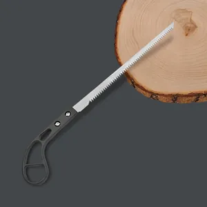 Detailansicht der mini handsäge mit ergonomischem schwarzem griff und scharfer klinge.