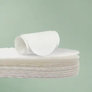 Vista dettagliata delle solette usa e getta, materiale bianco traspirante, strato assorbente.