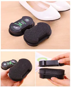 Primo piano della spugna per scarpe nera bifacciale con custodia per facile cura.