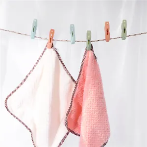 Pinces à linge en plastique coupe-vent avec petites serviettes pour le séchage à la maison.