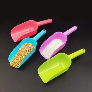 Vue détaillée de pelles en plastique colorées, ensemble de pelle à grains et farine pour cuisine.