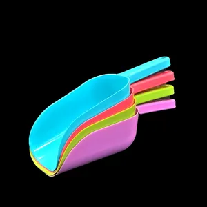 Gros plan détaillé de pelles de cuisine en plastique coloré empilées, outil robuste.