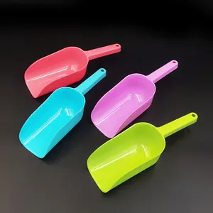Pelle utilitaire en plastique durable en plusieurs couleurs avec trou de suspension pratique.