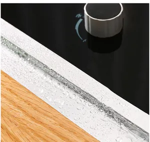 Detalle de la cinta de papel de aluminio impermeable con gotas de agua en la encimera.