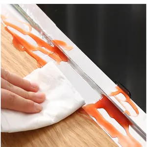 Detalle de cinta de aluminio muestra rendimiento impermeable y antiaceite cocina.