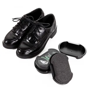 Scarpe brogue in pelle nera con kit di pulizia e cera per scarpe da uomo quotidiane