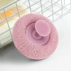 Detailaufnahme des rosa Duschschwamms mit Saugnapfgriff für eine einfache und sanfte Körperreinigung.