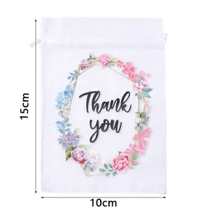 Dettaglio sacchetto regalo in organza bianca con stampa ghirlanda floreale e testo 15x10cm