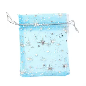 Sacchetto regalo in organza blu con coulisse e motivi di stelle argentate per gioielli.