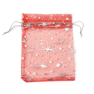 Sacchetto regalo in organza rossa con motivi di stelle argentate, pocucca coulisse per gioielli.