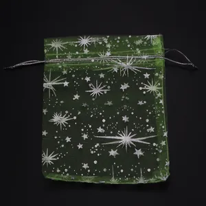 Sacchetto regalo in organza verde con stampa di stelle argentate e coulisse per gioielli.