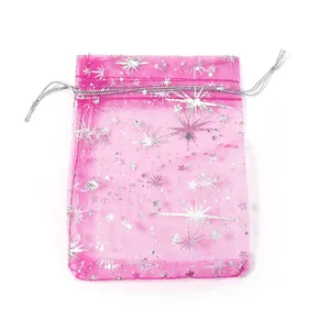 Borsa regalo in organza rosa con motivo di stelle argentate, ideale per gioielli e cosmetici.